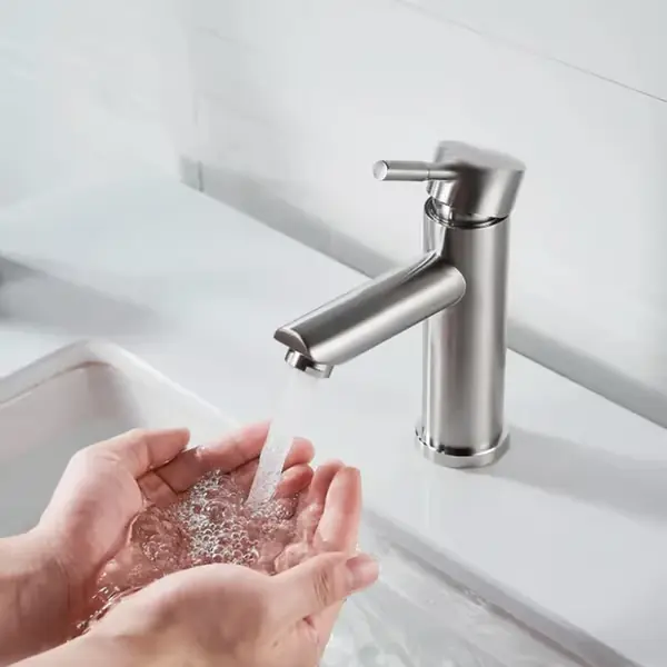 Yksireikäinen kylpyhuoneen pesuallashana, hopeanvärinen ruostumaton teräs, yksi kahva, yhteensopiva kuuman ja kylmän veden kanssa. Pakollinen (Must-Have)